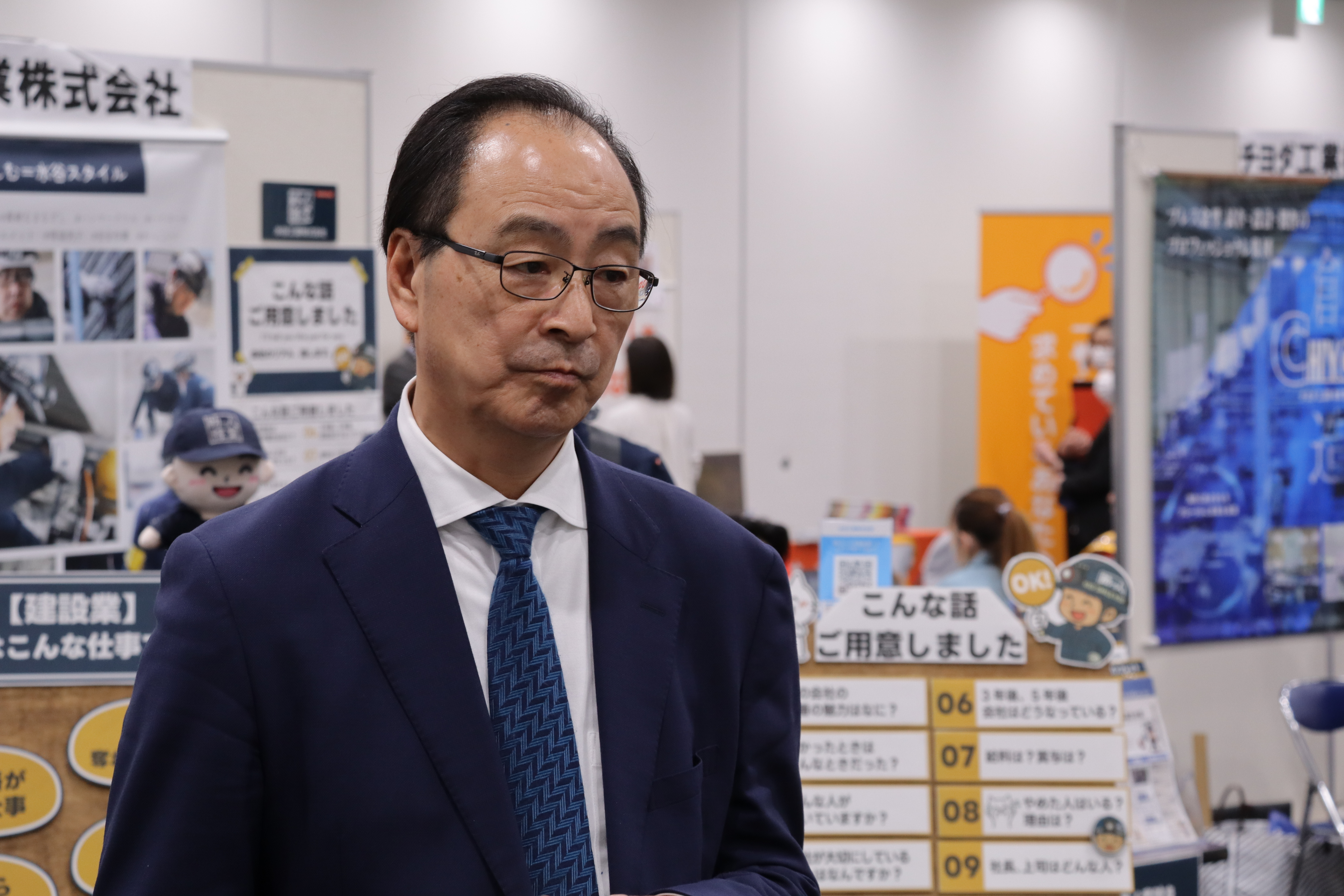 中日新聞の取材を受けている様子